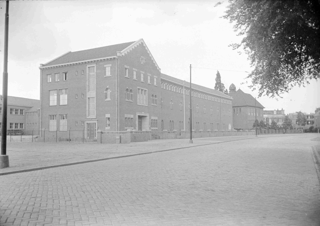 Het zusterwoonhuis Saint Louis van de zusters van Jezus, Maria en Jozef. In 1948 ontworpen door Charles Estourgie met in het ingangsgebouw enige leslokalen, in de zijvleugel de refter en studiezaal; de kapel bevindt zich op de eerste verdieping. In de gevel aan de voorzijde rechts bevindt zich het reliëf 'Saint Louis als ridder van Christus' van de beeldhouwer Ed van Teeseling. Het gebouw is een rijksmonument en nu in gebruik als kinderdagverblijf en kamerverhuurbedrijf. Bijleveldsingel 153, 1952 (GN9712 RAN)
