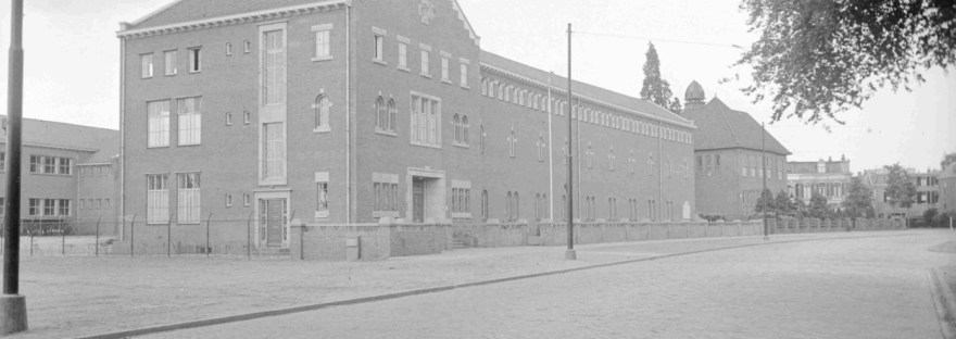 Het zusterwoonhuis Saint Louis van de zusters van Jezus, Maria en Jozef. In 1948 ontworpen door Charles Estourgie met in het ingangsgebouw enige leslokalen, in de zijvleugel de refter en studiezaal; de kapel bevindt zich op de eerste verdieping. In de gevel aan de voorzijde rechts bevindt zich het reliëf 'Saint Louis als ridder van Christus' van de beeldhouwer Ed van Teeseling. Het gebouw is een rijksmonument en nu in gebruik als kinderdagverblijf en kamerverhuurbedrijf. Bijleveldsingel 153, 1952 (GN9712 RAN)