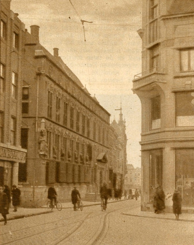 Het stadhuis en er tegenover het pand van Peek en Cloppenburg. Links het pand van Fototechnisch Handelsbureau Van Raaij en Co. (Lange Burchtstraat 2), februari 1923 (F9305 RAN)