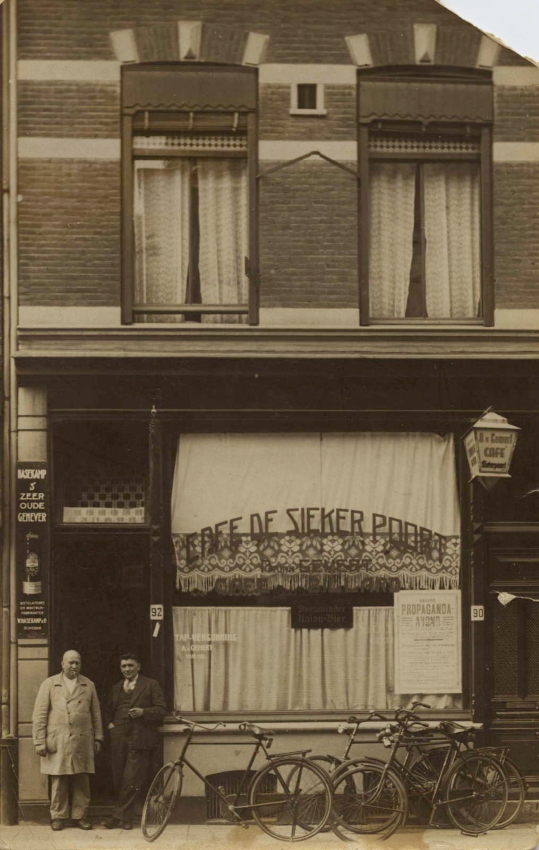 Café Biljard 'De Sieker Poort' (Ziekerpoort), met eigenaar Adrianus van Gemert (l) en dhr. van Pelt (r). In 1971 afgebroken tbv de bouw van de ingang van Passage Molenpoort, 10/1932-11/1932 (F93984 RAN)