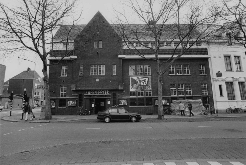 Vooraanzicht van Café De Foyer en bioscoop Cinemariënburg, Mariënburg, 27/4/1995 (Ger Loeffen via F36781 RAN CCBYSA)