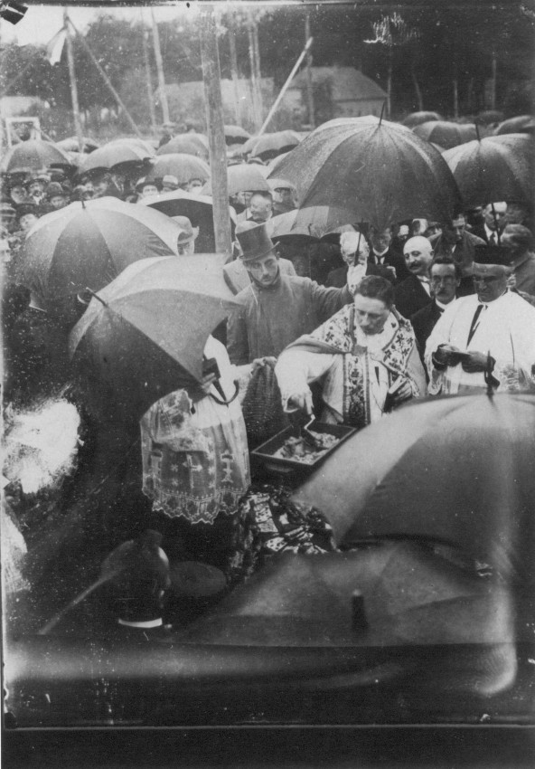 De eerste steenlegging van de O.L. Vrouw van Lourdeskerk door Pastoor Gerard M. de Grood, geassisteerd door de Deken C.A. van Son en Pastoor van Mulukom, Hatertseweg St.-Anna, 14/9/1924 (F55744 RAN)