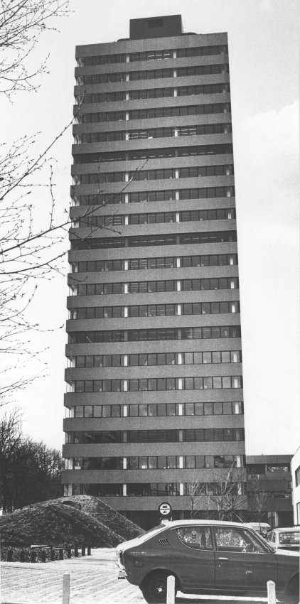 Het Erasmusgebouw (het Taleninstituut) van de Radboud Universiteit.
Het Erasmusgebouw is een van de academische gebouwen van de Radboud Universiteit (voorheen de KUN).
De faculteiten filosofie; theologie; religiewetenschappen en letteren zijn hier gevestigd.
Gebouwd in 1973 (21 verdiepingen).
Het is met 88 meter tevens het hoogste gebouw van Nijmegen, Erasmuslaan 1 Heijendaal, 11/4/1975 (Jan Cloosterman via F16534 RAN CCBYSA)
