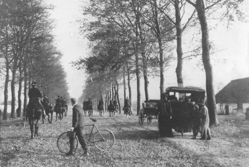 Op de Grootstalselaan in de richting van de St. Annastraat; op de weg een aantal ruiters te paard, vermoedelijk op weg naar een vossenjacht; rechts een auto en een koets; 1902 (F67240 RAN)