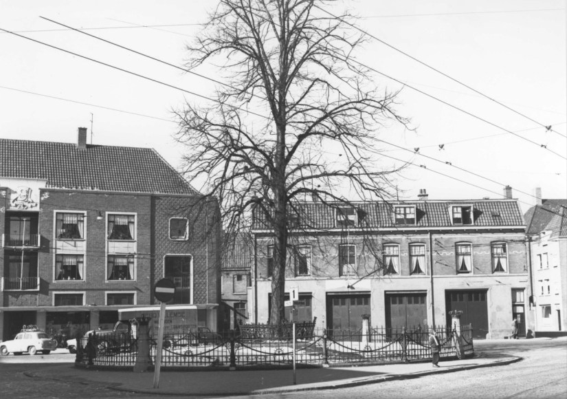 Hertogplein met van der Stad en Brandweergarage, gezien vanuit de Gerard Noodtstraat, foto gedateerd 1955 (F27389 RAN)