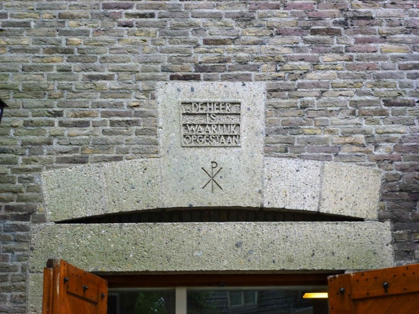 Ingangsportaal van de voormalige doopsgezinde kerk op de hoek met de Stenenkruisstraat. Werd in opdracht van de Doopsgezinde Gemeente tussen 1951 en 1952 gebouwd naar een ontwerp van F.M. Oswald. Ze verving de in de oorlog verwoeste kerk in de binnenstad, 2013 (Henk van Gaal via F1520 RAN CCBYSA)