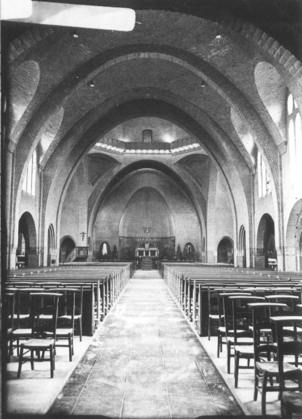 Het interieur van de R.K. O.L. Vrouw van Lourdeskerk : het schip en het priesterkoor, Hatertseweg 113, 1950 (F17749 RAN)