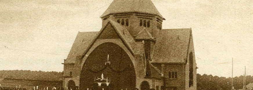 Een versierde Onze Lieve Vrouw van Lourdeskerk kort na de inwijding. De kerk werd ontworpen door ir. H. Thunissen uit 's-Gravenhage ; Van de kerk staat hier alleen nog maar de koepel en het achterste gedeelte , met een voorlopige voorgevel. Het schip en de huidige voorgevel zouden pas in 1948 gerealiseerd worden ; de twee beoogde torens zullen nooit worden gebouwd, Hatertseweg 113 St. Anna, 29/6/1925 (F9536 RAN)