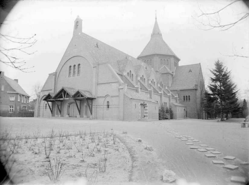 De R.K. O.L. Vrouw van Lourdeskerk aan de Hatertseweg 113, 1950 (GN5618 RAN)
