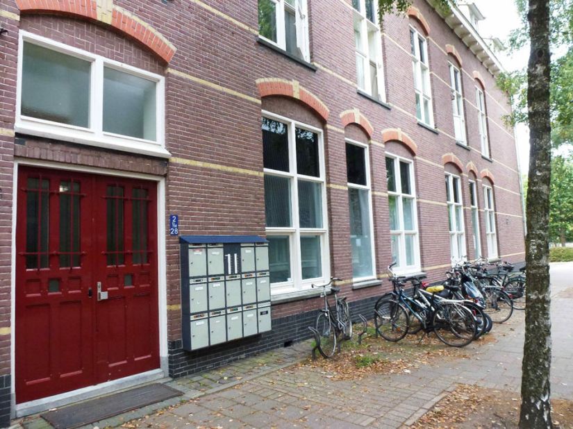 Gemeentelijk monument. : Voormalige Mariaschool die oorspronkelijk onderdeel vormde van het Nonnenklooster J.M.J. (Jezus, Maria, Jozef) aan de De Ruyterstraat 61 ; Gebouwd in 1906, Cortenaerpad 2-28, 2013 (Henk van Gaal via DF3784 RAN CC0)