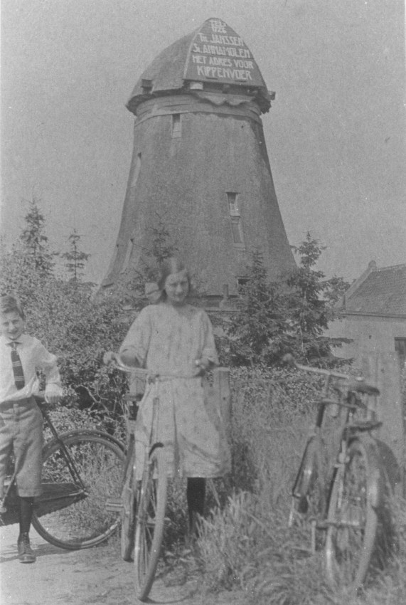 De St. Anna-molen zonder wieken op de hoek van de Hatertseweg - St. Annastraat, 1920 (F67170 RAN)