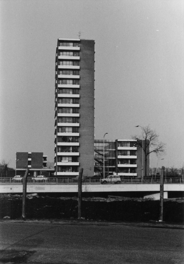 Studentenflat "Galgenveld" aan de Oude Groenewoudseweg, gezien vanaf de Verlengde Groenestraat, 1980-1982 (Frans Hermans via F24928 RAN CC0 Auteursrechthouder: RAN)