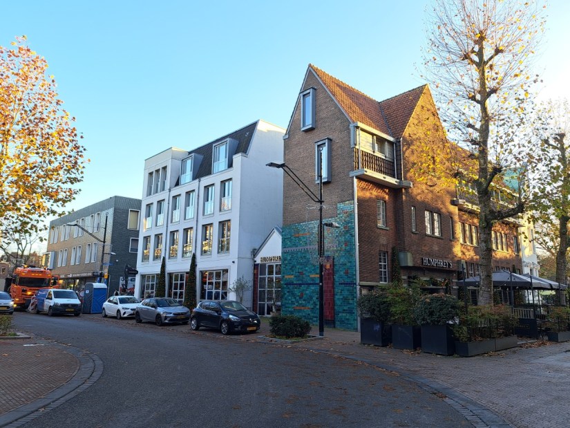 Voormalige Rotterdamsche Bankvereeniging en Cinemarienburg, in november 2025 Humphrey's; de achterbouw is vervangen door nieuwbouw (november 2025)