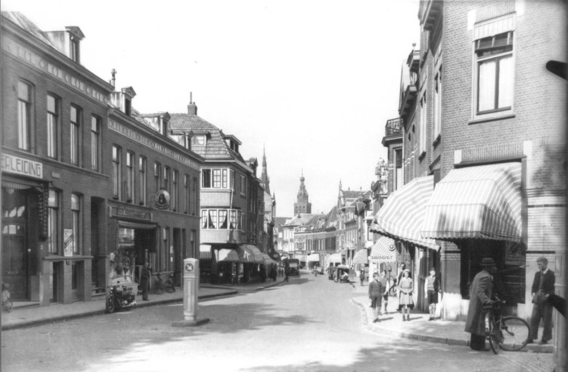 Ziekerstraat, gezien vanuit de Van Schevichavenstraat ; rechts de Van Broeckhuysenstraat ; links van het midden de Tweede Walstraat, 1938-1940 (F2367 RAN)