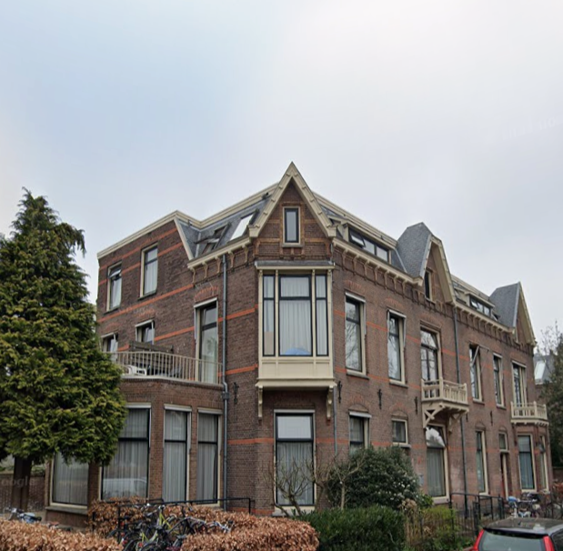 Nijhoffstraat 4 en 6 en achterkant Sloetstraat, maart 2025 (Google Streetview)