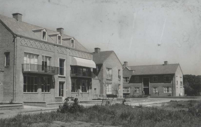 Een blokje nieuw gebouwde huizen aan de Archipelstraat tussen de Atjehstraat (links niet zichtbaar) en (op de achtergrond) rechts de Delistraat, Galgenveld, 19/7/1950 (Joh. Grijpink via F69276 CCBYSA)