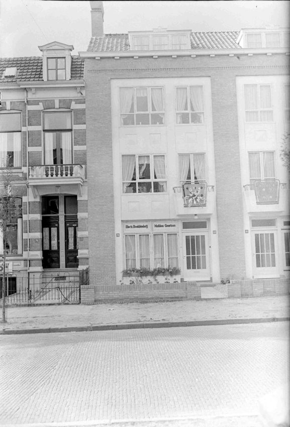 De nieuwe zaak van de electrische Boekbinderij Mathieu Geertsen, Gerard Noodtstraat 66, 68, 70, 72, 1953 (GN4453 RAN)