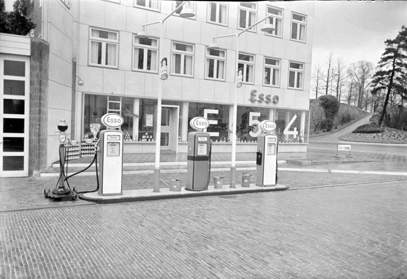 Automobiel- en Garagebedrijf J.F.J. Uphoff, 1954 (GN4455 RAN)