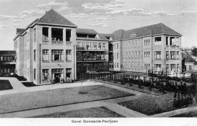 Het Gemeente Paviljoen van het St. Canisius Ziekenhuis. Ziekenhuis (bouw 1923-1926) ontworpen door Eduard Cuypers. In 1974 gefuseerd met het Wilhelmina Ziekenhuis. Sinds 1992 gehuisvest aan de Weg door Jonkerbos, 1926-1928 (Uitg. Brinio, Rotterdam via F12181 RAN)