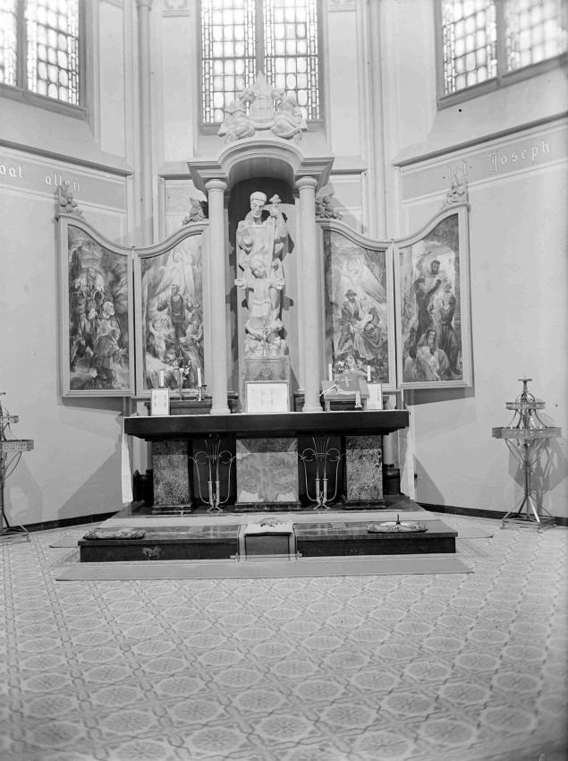 Het Jozef-altaar van Wim van Woerkom in de (oude) Petrus Canisiuskerk, Molenstraat, 1951 (GN5407 RAN)