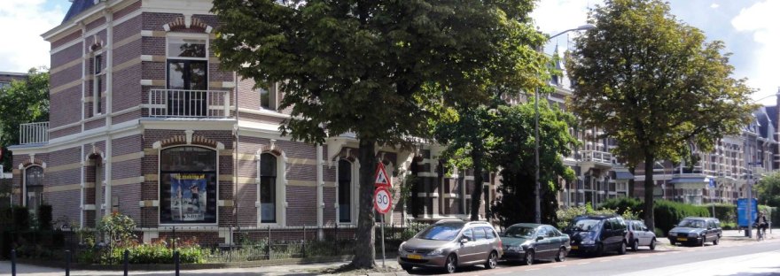 Groesbeekseweg 1,3,5, links de Sloetstraat, 2010 (Henk van Gaal via DF918 RAN CC0)