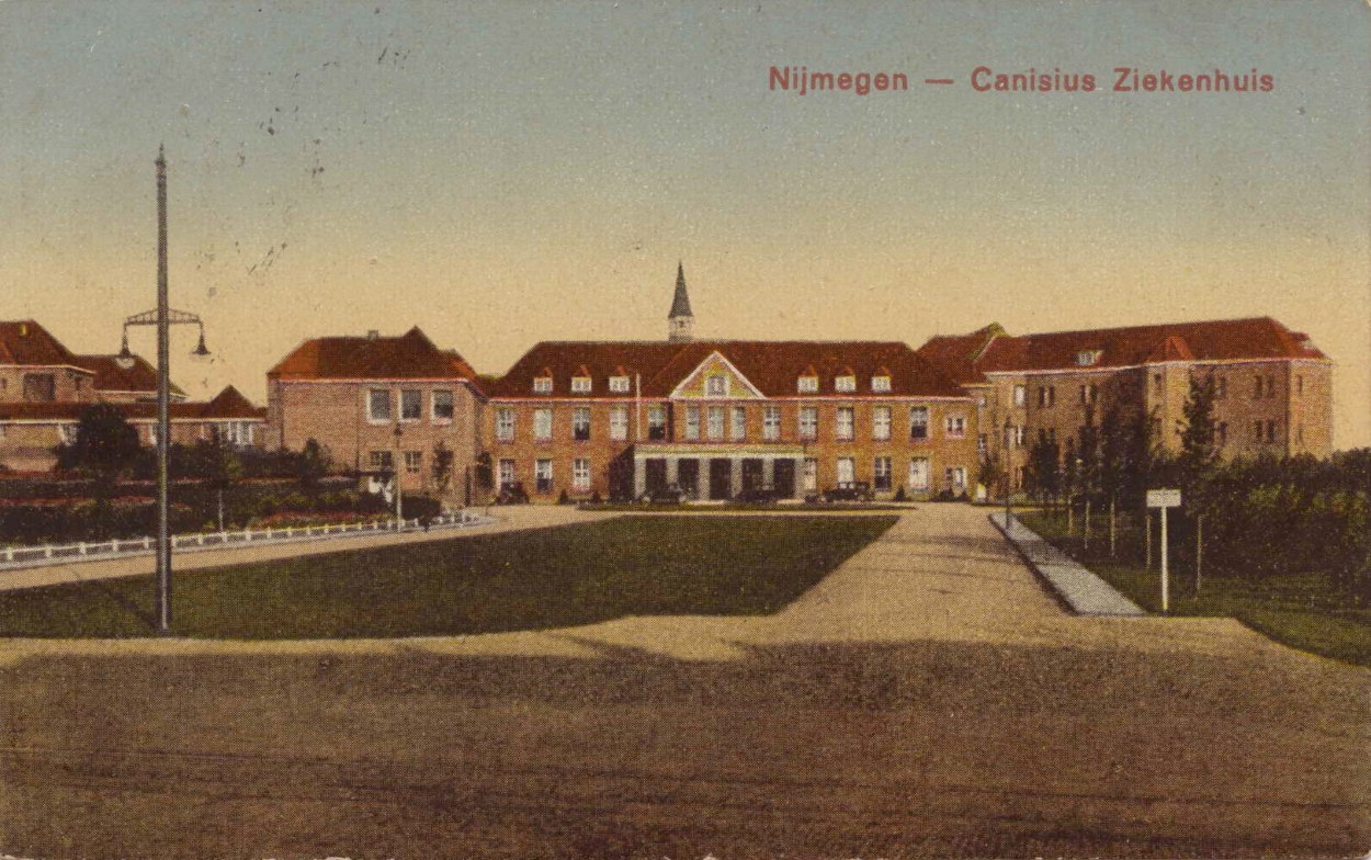 De hoofdingang van het St. Canisius-Ziekenhuis, gebouwd in 1922-1926 naar ontwerp van architect Eduard Henricus Gerardus Hubertus (Eduard) Cuypers (Roermond 18/04/4859 - 01/06/1927 Den Haag), met rechts het klassepaviljoen en geheel links het gemeentepaviljoen. Na fusering in 1977 met het protestantse Wilhelminaziekenhuis werd in 1992 het nieuwe huidige Canisius Wilhemina Ziekenhuis (CWZ) aan de Weg door Jonkerbosch betrokken, 192-1928 (A.A. v.d. Borg via F91388 RAN CCBYSA)