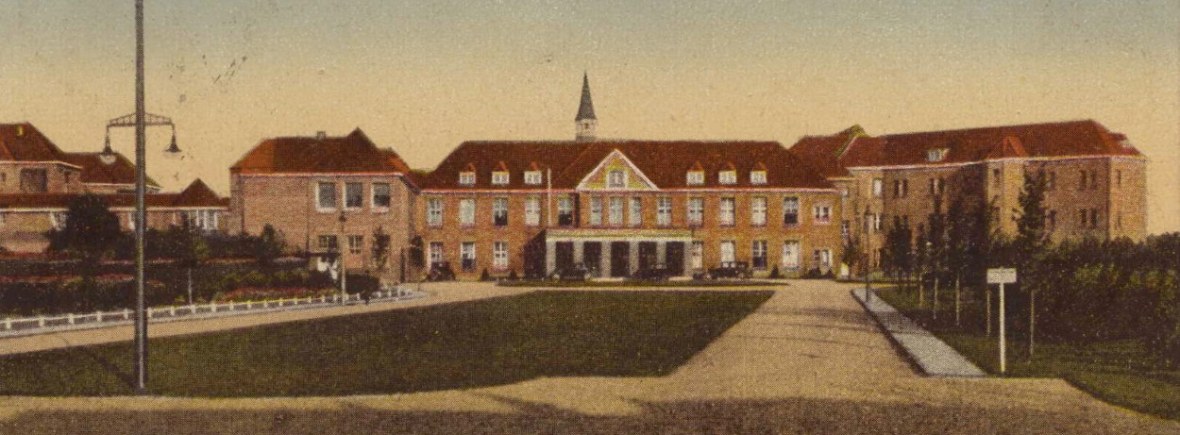 De hoofdingang van het St. Canisius-Ziekenhuis, gebouwd in 1922-1926 naar ontwerp van architect Eduard Henricus Gerardus Hubertus (Eduard) Cuypers (Roermond 18/04/4859 - 01/06/1927 Den Haag), met rechts het klassepaviljoen en geheel links het gemeentepaviljoen. Na fusering in 1977 met het protestantse Wilhelminaziekenhuis werd in 1992 het nieuwe huidige Canisius Wilhemina Ziekenhuis (CWZ) aan de Weg door Jonkerbosch betrokken, 192-1928 (A.A. v.d. Borg via F91388 RAN CCBYSA)