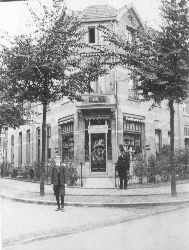 De kruidenierswinkel van M. van den Akker, Johannes Vijghstraat 41, 1910-1915 (F1443 RAN)
