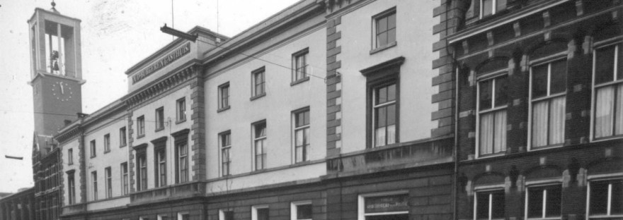 Molenstraat Oud Burgeren Gasthuis; tijdelijk Hoofdbureau van Politie en daarachter Molenstraatkerk/Petrus Canisiuskerk, 1965 (Foto Grijpink via F21369 RAN CCBYSA)