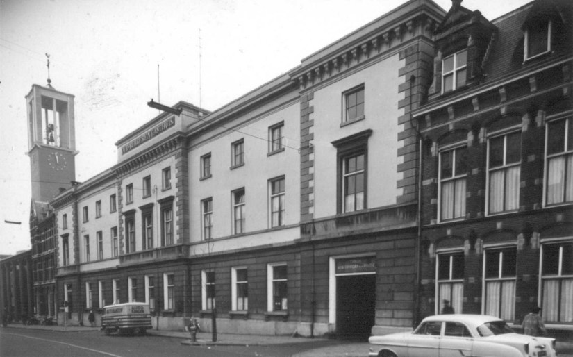 Molenstraat Oud Burgeren Gasthuis; tijdelijk Hoofdbureau van Politie en daarachter Molenstraatkerk/Petrus Canisiuskerk, 1965 (Foto Grijpink via F21369 RAN CCBYSA)