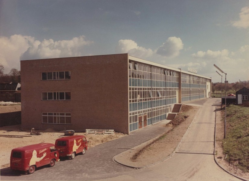 Nieuwbouw van de Robinson Schoenfabriek, afgebroken in 1986 om plaats te maken voor woningbouw in de zg. Verzetsstrijdersbuurt of Robinsonbuurt, 1960 (Foto Grijpink via F58975 RAN CCBYSA)