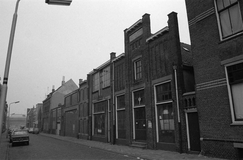 De werkplaats en houtloods van Aannemersbedrijf Thunnissen-Kropman, gezien in de richting van de Athlonestraat, Sweersstraat 31-33, 1984 (Ber van Haren via KN13815-7 RAN CC0 Auteursrechthouder: Gemeente Nijmegen)