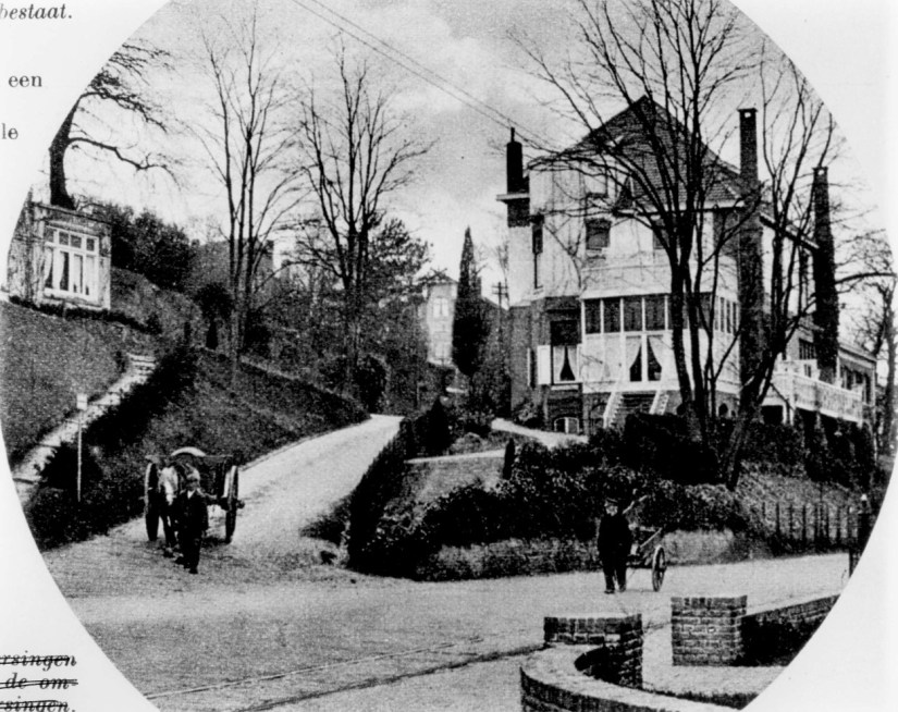 De opgang naar de Ravenberg; rechts de Villa Zonneheuvel , ontworpen in 1903 door Oscar Leeuw i.o.v. notaris W.C.M. van Waijenburg, Rijksstraatweg, 1910 (F69567 RAN)