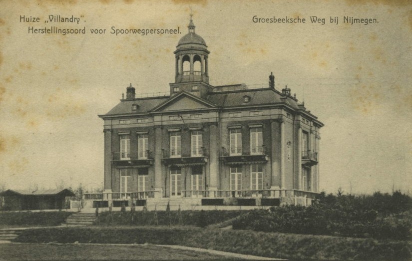 Villandry; deze villa, in neoclassicistische stijl, is in opdracht van Charles Blanckenhagen tussen 1902-1903 gebouwd. Tot 1909 woonde hij er zelf met zijn gezin, daarna werd het een herstellingsoord voor spoor- en trampersoneel. Maar in WO II, vanaf november 1944 diende het als noodziekenhuis en op het einde van deze oorlog als opvangplaats voor evacués en daklozen. Vervolgens werd het tot 1988 weer een herstellingsoord om daarna, na een verbouwing in gebruik genomen te worden als appartementencomplex, Groesbeekseweg Kwakkenberg, 1903-1925 (F93437 RAN)