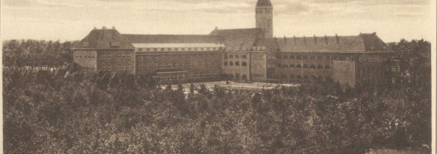 Berchmanianum van de paters Jezuïeten. Ontworpen in 1928 door Jos Cuypers (1861-1949) en Pierre Cuypers Jr. (1891-1982), Houtlaan 4, 1930 (Uitg. Brinio Rotterdam via F18053 RAN)