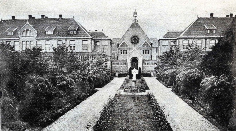 Entree van het oude 'Huize Boldershof', van architect Eduard Cuypers, met rechtsachter paviljoen 'Montfort' uit 1907, links, paviljoen 'Marie Louise' uit 1915, en in het midden de kapel, eveneens uit 1915. Tussen de perken, in het midden van de verharde toegang, het beeld van Maria met het Kind Jezus, Ambtshuisstraat 1 Druten. 1935 (F87234 RAN)