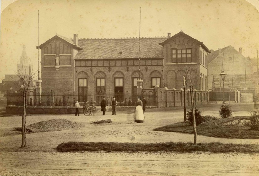 Het pand van de Katholieke Gezellenvereeniging (de St. Josephshof, later het Kolpinghuis) is in 1882 ontworpen door P.J.H.(Pierre) Cuypers ; gezien vanuit de Nassausingel ; links de Van Berchenstraat, Smetiusstraat, 1882 (F68520 RAN)
