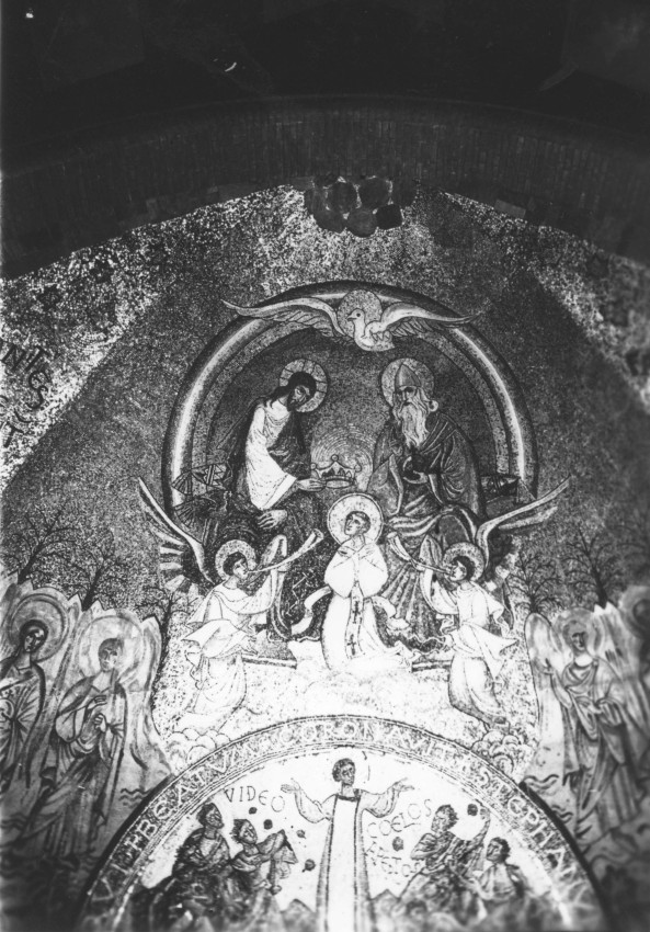 De St. Stephanuskerk; de absis met een gedeelte van een mozaïek, voorstellende het leven van de H. Stephanus (o.a. de steniging en de kroning in de hemel) in de periode 1935-1940 vervaardigd door Joan Collette, Berg en Dalseweg, 1939 (F12588 RAN)