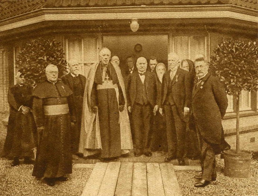 Na de openingsplechtigheid van het nieuw gebouwde Sint Canisiusziekenhuis poseren een aantal kerkelijke hoogwaardigheidsbekleders en regenten van het ziekenhuis; van links naar rechts: pastoor Groenestraatkerk J.L. van Mulukom, mgr. van Son , deken van Nijmegen, de architect Eduard Cuypers, mgr. A.F. Diepen, bisschop van 's-Hertogenbosch, burgemeester F.M.A. van Schaeck Mathon , C.M.V. Roothaan , voorzitter van het regentencollege en J. van Meurs , regent , St. Annastraat 289, 18/5/1926 (F9593 RAN)