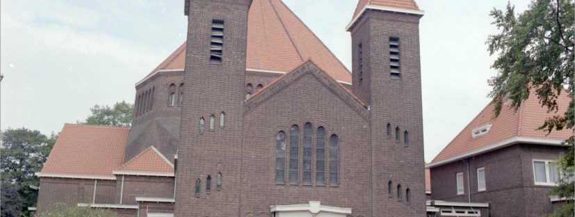 De St. Stephanuskerk met rechts de pastorie : ontworpen in 1922 door Pierre Cuypers Jr. ; 1e steenlegging op 29-11-1922 ; consecratie door Mgr. A.F. Diepen op 19-11-1923, Berrg en Dalseweg 205 Hunnerberg, 25/8/1987 (Ber van Haren via ZN35770 - C RAN CC0 Auteursrechthouder: Gemeente Nijmegen)