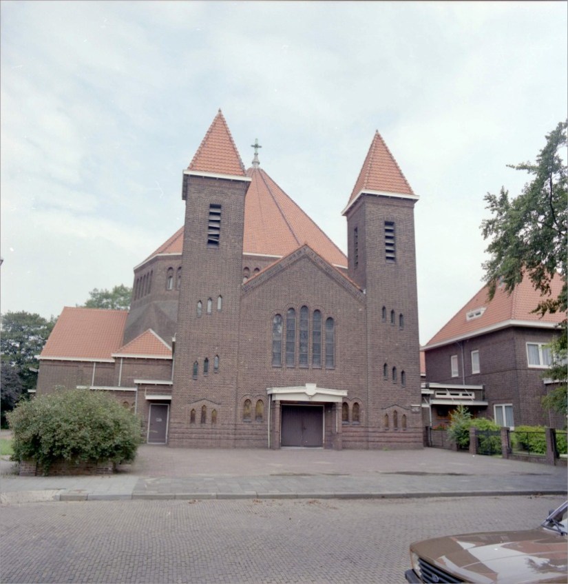 De St. Stephanuskerk met rechts de pastorie : ontworpen in 1922 door Pierre Cuypers Jr. ; 1e steenlegging op 29-11-1922 ; consecratie door Mgr. A.F. Diepen op 19-11-1923, Berrg en Dalseweg 205 Hunnerberg, 25/8/1987 (Ber van Haren via ZN35770 - C RAN CC0 Auteursrechthouder: Gemeente Nijmegen)