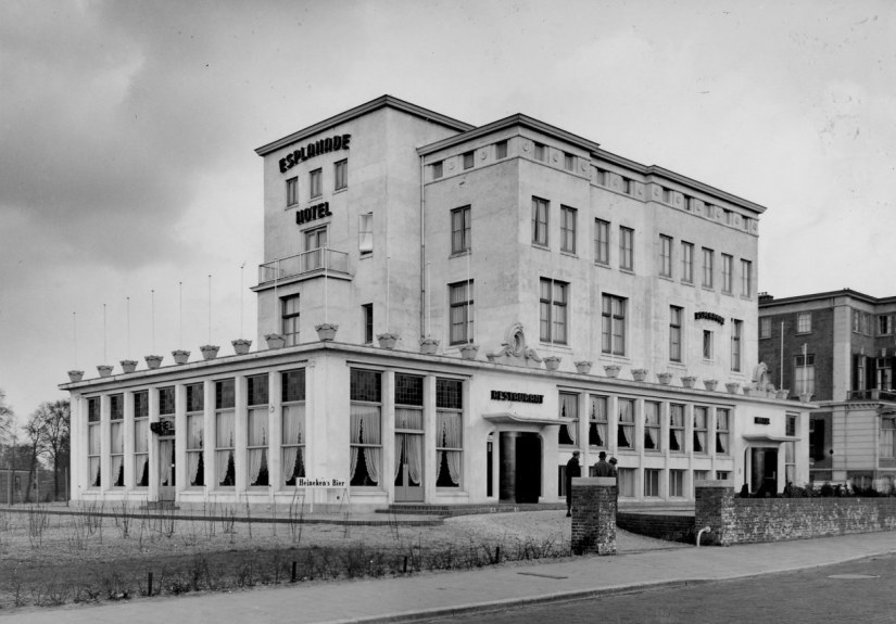 De voor- en zuidgevel van Hotel Esplanade; geopend in december 1949, 1/1950 (Commissariaat van Politie Afd. Fotografie via F32520 RAN CC0).