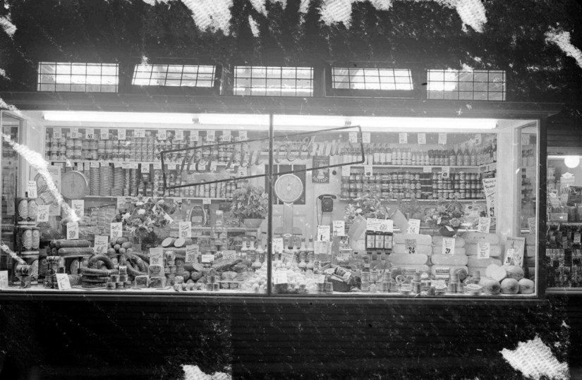 De etalage van een van de vestigingen van het Zuivelhuis, Broerstraat 41, 1955 (GN43579 RAN)