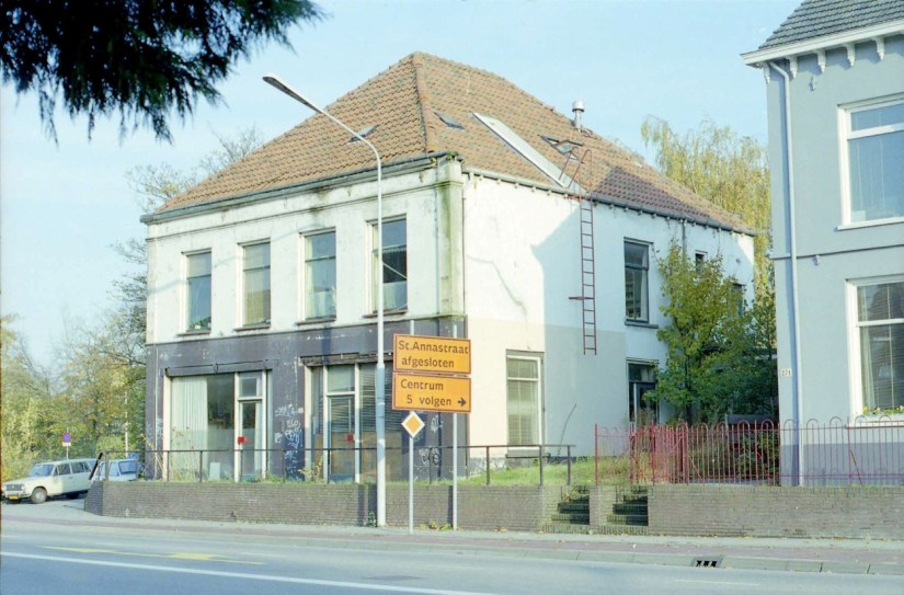 Een dubbel woonhuis gebouwd in 1888, vóór de restauratie in 2010. Vroeger zat hier Albers radio-technisch installatiebureau, daarna zat hier (nr 269) het directiesecretariaat en de afdeling personeelszaken van het Canisius-Wilhelminaziekenhuis. Op nr 267 zat hier de Antieke Poppenboetiek Claudia, St. Annastraat 267-269 (Ber van Haren via KN14953-28 RAN CC0)