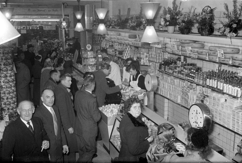 Het Zuivelhuis bij de opening van het nieuwe pand aan de Broerstraat, Broerstraat 41, 1954 (GN3856 RAN)