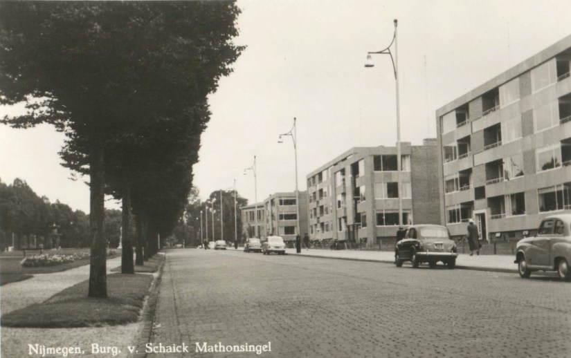 Appartementen aan de Van Schaeck Mathonsingel, architect J.H. ten Have. Gezien in de richting van het Keizer Karelplein, 1960-1965 (Uitg. A.A. van der Borg, Nijmegen via F32513 RAN CCBYSA)