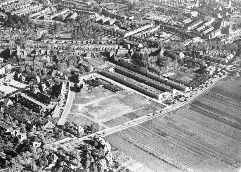 Luchtfoto van het Galgenveld met dwars erdoor heen v.l.n.r. de bijna nog geheel onbebouwde Archipelstraat. In het midden het complex van het Klooster van de Congregatie Zusters Filles de la Sagesse (Dochters der Wijsheid) met Meisjesschool voor L.O. en M.U.L.O., de Kweekschool voor Onderwijzeressen, de Rooms Katholieke Montessorischool en de Kleuterschool. Links in het midden het Pius-Convict aan de Van Slichtenhorststraat ; linksonder woningen aan de Javastraat , de Lombokstraat, de Balistraat en daarboven aan de Madoerastraat en de Borneostraat (de Molukkenstraat en de Palembangstraat zijn nog onbebouwd). Bovenin een gedeelte van de wijk Altrade. Rechtsonder het terrein, waar later het Oud Burger Gasthuis zou worden gebouwd, 1950 (GN1212 - A RAN)