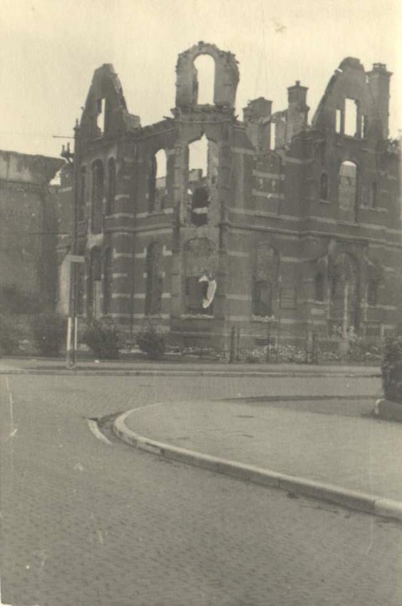 De ruïne van het Psychologisch Instituut van de universiteit op de hoek met de Van Schaeck Mathonsingel dat tijdens de periode dat Nijmegen frontstad was, totaal werd verwoest, 9/1944-3/1945 (Anna Huybers via F52144 RAN)