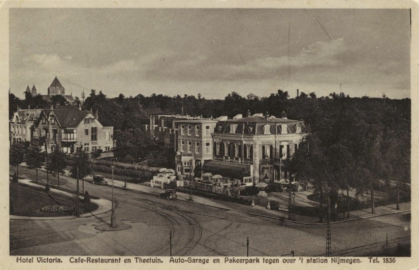 Hotel Café Restaurant 'Victoria' van hotelier Hubertus (Bart) van der Heijden, op de hoek Stationsplein/Burgemeester van Schaeck Mathonsingel, na de uitbreiding van 1927. Het hotel werd bij het bombardement op 22 februari 1944, mogelijk tengevolge van een gaslek, geheel door brand verwoest. Na de oorlog werd het, op kleinere schaal, onder dezelfde naam als café restaurant herbouwd, Van Schaeck Mathonsingel, 1928-1930 (Brainich & Leusink (Brainich en Leusink) via F32236 RAN)