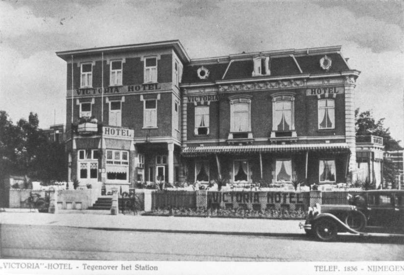 Hotel "Victoria", verwoest bij het bombardement van 22 februari 1944, 1930 (F32629 RAN)